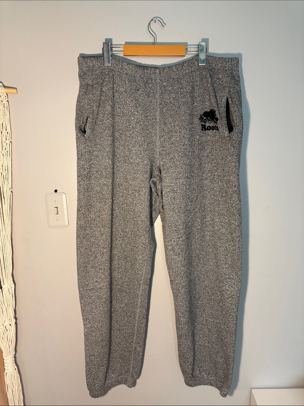 Roots Gray Heather Sweatpants black logo
size L